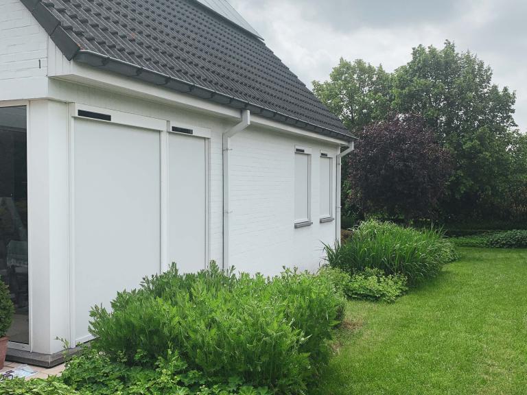 Demaeght zonwering en interieur plaatste deze doekzonwering van Renson op zonne-energie aan deze gerenoveerde woning te hooglede. Een strak en modern design gecombineerd met kwalitatieve producten. 