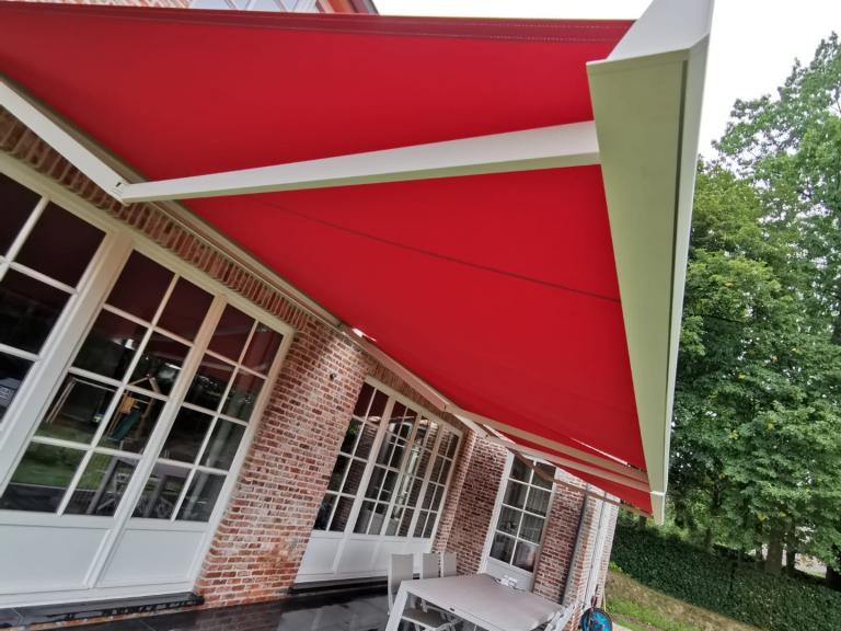 Demaeght zonwering plaatste in leuven deze prachtige lumisol zonneluifel van winsol met somfy io motor en zender aan deze prachtige landelijke villa sfeer cosy tuin terras tuininspiratie tuintips zonnewering knikarmscherm demaeght villabouw nieuwbouw renovatie