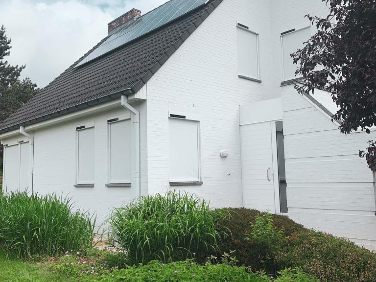 Demaeght zonwering en interieur plaatste deze doekzonwering van Renson op zonne-energie aan deze gerenoveerde woning te hooglede. Een strak en modern design gecombineerd met kwalitatieve producten. 