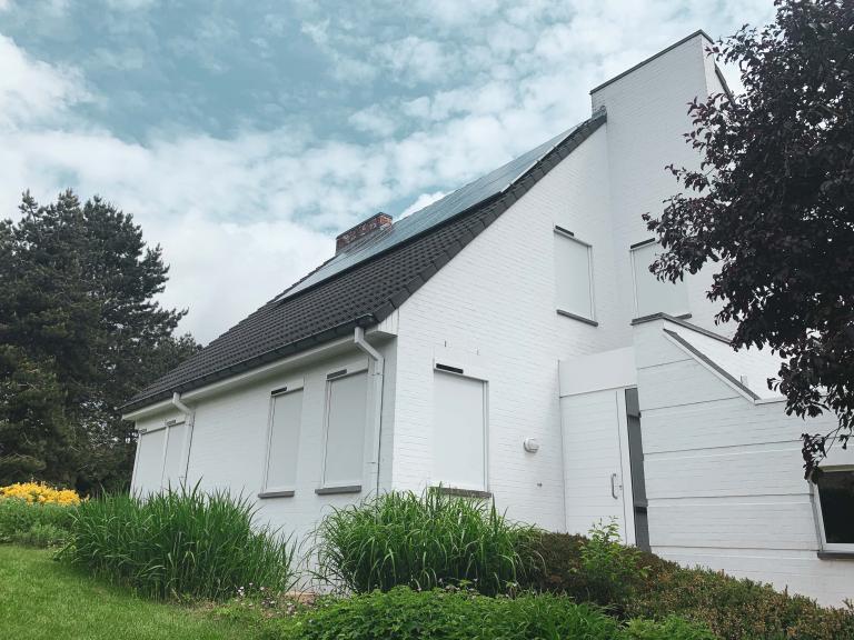 Demaeght zonwering en interieur plaatste deze doekzonwering van Renson op zonne-energie aan deze gerenoveerde woning te hooglede. Een strak en modern design gecombineerd met kwalitatieve producten. 