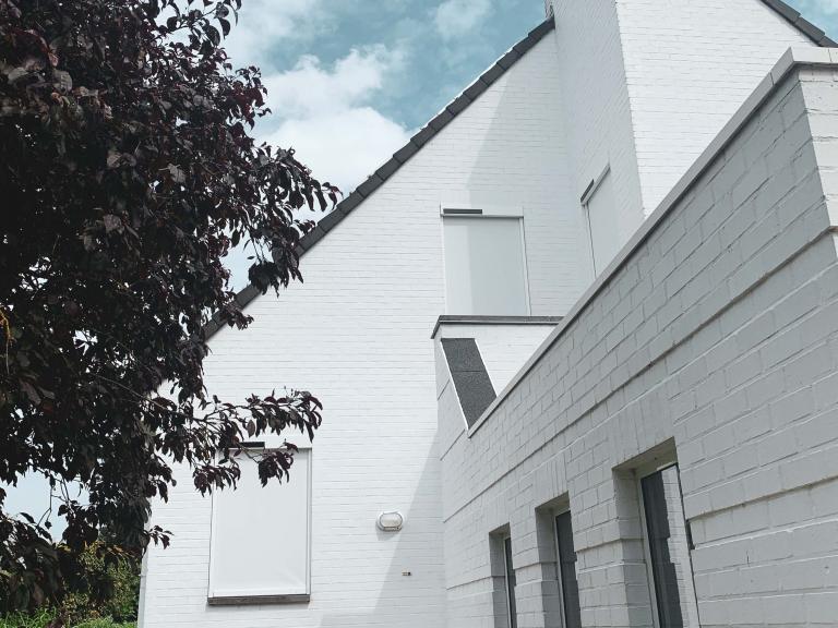 Demaeght zonwering en interieur plaatste deze doekzonwering van Renson op zonne-energie aan deze gerenoveerde woning te hooglede. Een strak en modern design gecombineerd met kwalitatieve producten. 