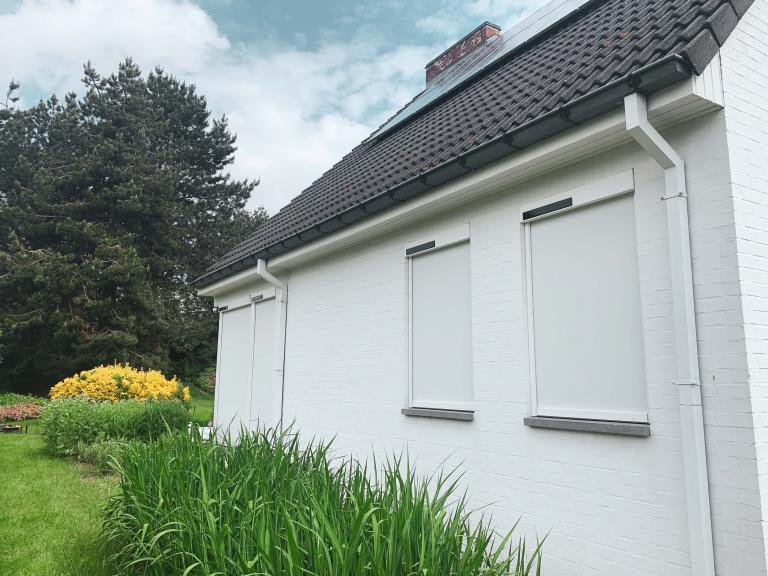 Demaeght zonwering en interieur plaatste deze doekzonwering van Renson op zonne-energie aan deze gerenoveerde woning te hooglede. Een strak en modern design gecombineerd met kwalitatieve producten. 