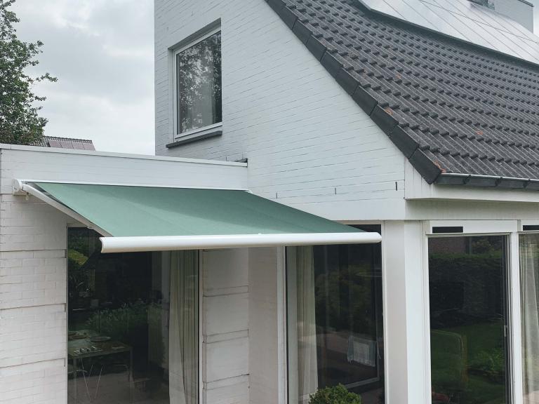 Demaeght zonwering en interieur plaatste deze doekzonwering van Renson op zonne-energie aan deze gerenoveerde woning te hooglede. Een strak en modern design gecombineerd met kwalitatieve producten. 