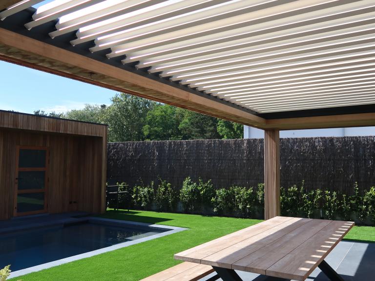 Demaeght zonwering installeerde deze prachtige terrasoverkapping van Renson in deze bestaande houten overkapping. Door de roteerbare lamellen kan u zelf het lichtinval regelen. Kies voor een mooi en strak design. 