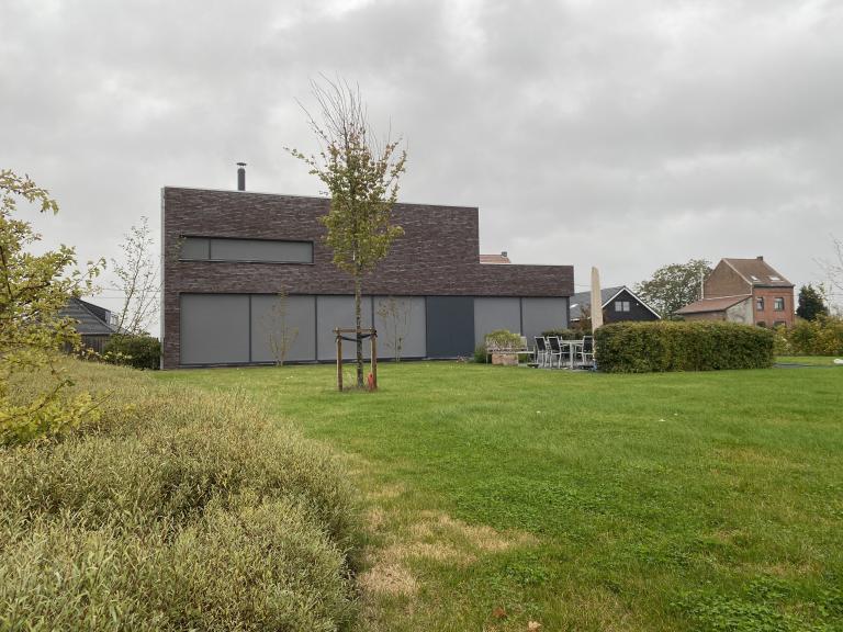 Renson Fixscreen 100 zonwering zonnDemaeght zonwering installeerde deze windvaste doekzonwering te Herne. Door de gepattenteerde fixscreen technologie heeft u altijd een strakke doekspanning. Deze screens passen zowel bij moderne als landelijke woningen.ewering by Demaeght hou de zon buiten de woning met windvaste doekzonwering van renson. modern strak landelijk design architecture architectuur 