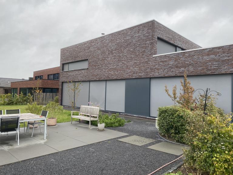 Demaeght zonwering installeerde deze windvaste doekzonwering te Herne. Door de gepattenteerde fixscreen technologie heeft u altijd een strakke doekspanning. Deze screens passen zowel bij moderne als landelijke woningen.