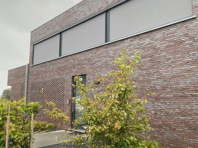 Demaeght zonwering installeerde deze windvaste doekzonwering te Herne. Door de gepattenteerde fixscreen technologie heeft u altijd een strakke doekspanning. Deze screens passen zowel bij moderne als landelijke woningen.