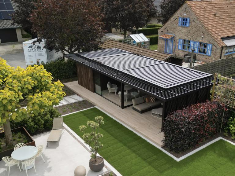 Strakke Renson Amani overkapping met berging in Jabbeke geplaatst door Demaeght zonwering uit Waregem. uw renson specialist voor Deinze Tielt Oudenaarde kluisbergen Ronse Kruisem Anzegem Kortrijk