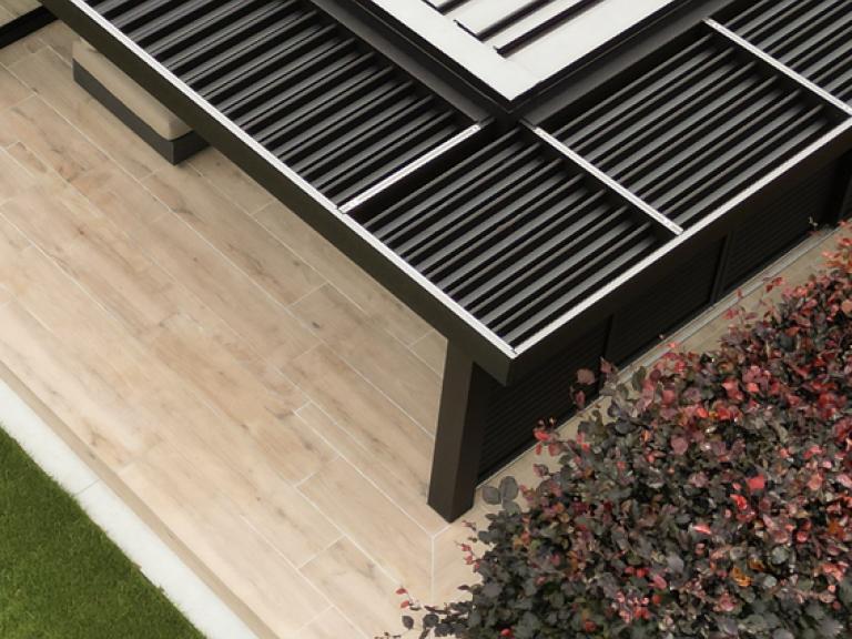 Strakke Renson Amani overkapping met berging in Jabbeke geplaatst door Demaeght zonwering uit Waregem. uw renson specialist voor Deinze Tielt Oudenaarde kluisbergen Ronse Kruisem Anzegem Kortrijk