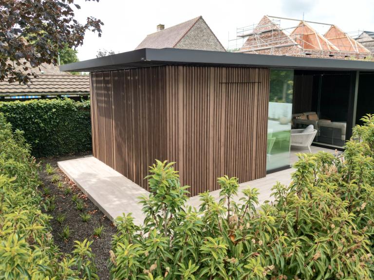 Strakke Renson Amani overkapping met berging in Jabbeke geplaatst door Demaeght zonwering uit Waregem. uw renson specialist voor Deinze Tielt Oudenaarde kluisbergen Ronse Kruisem Anzegem Kortrijk