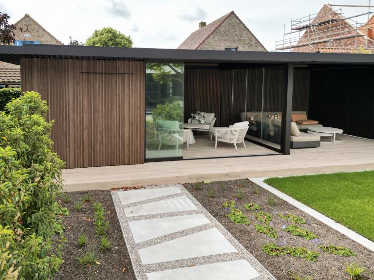 Strakke Renson Amani overkapping met berging in Jabbeke geplaatst door Demaeght zonwering uit Waregem. uw renson specialist voor Deinze Tielt Oudenaarde kluisbergen Ronse Kruisem Anzegem Kortrijk