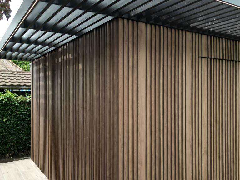 Strakke Renson Amani overkapping met berging in Jabbeke geplaatst door Demaeght zonwering uit Waregem. uw renson specialist voor Deinze Tielt Oudenaarde kluisbergen Ronse Kruisem Anzegem Kortrijk