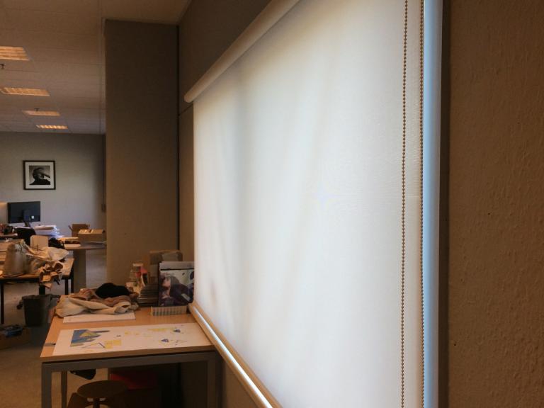 Demaeght zonwering installeerde in dieKeure te brugge over alle burelen raamdecoratie op maat. Alle ramen werden voorzien van zonwerende binnen rolo's. rolgordijnen op maat zorgen voor sfeer en gezelligheid.