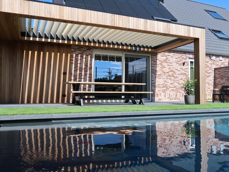 Demaeght zonwering installeerde deze prachtige terrasoverkapping van Renson in deze bestaande houten overkapping. Door de roteerbare lamellen kan u zelf het lichtinval regelen. Kies voor een mooi en strak design. 