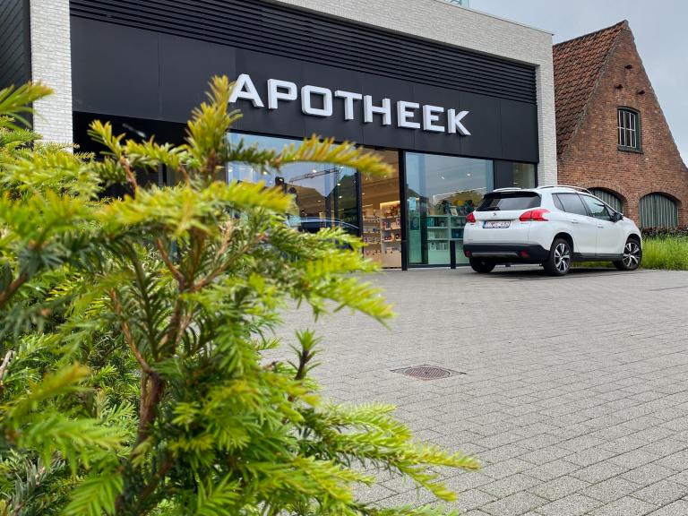 Demaeght zonwering en interieur plaatste aan de gevel van deze nieuwe apotheek te oostrozebeke de aluminium gevelbekleding van Renson type Linius. Een modern en strak design combineerde met kwalitatieve onderdelen met een uiterst precieze plaatsing. 