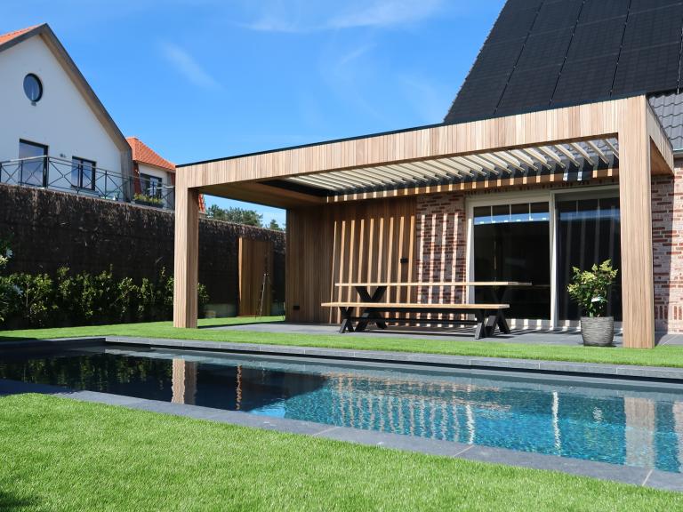 Demaeght zonwering installeerde deze prachtige terrasoverkapping van Renson in deze bestaande houten overkapping. Door de roteerbare lamellen kan u zelf het lichtinval regelen. Kies voor een mooi en strak design. 