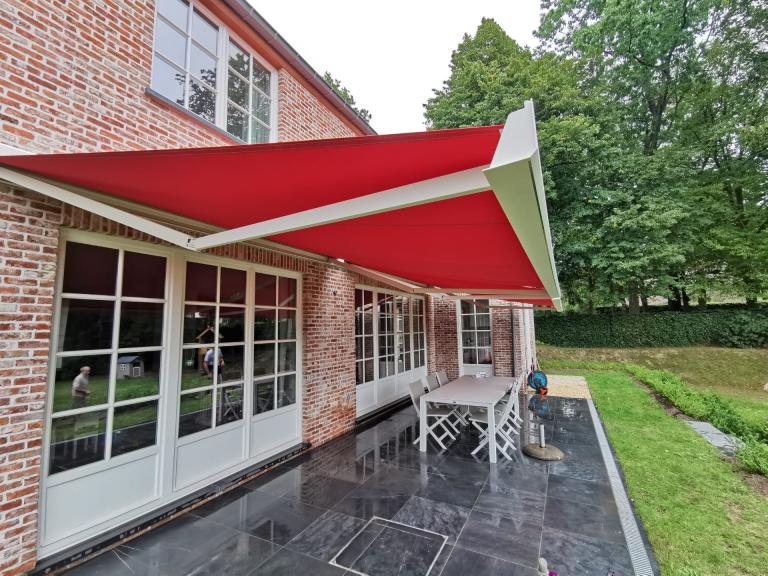 Demaeght zonwering plaatste in leuven deze prachtige lumisol zonneluifel van winsol met somfy io motor en zender aan deze prachtige landelijke villa sfeer cosy tuin terras tuininspiratie tuintips zonnewering knikarmscherm demaeght villabouw nieuwbouw renovatie
