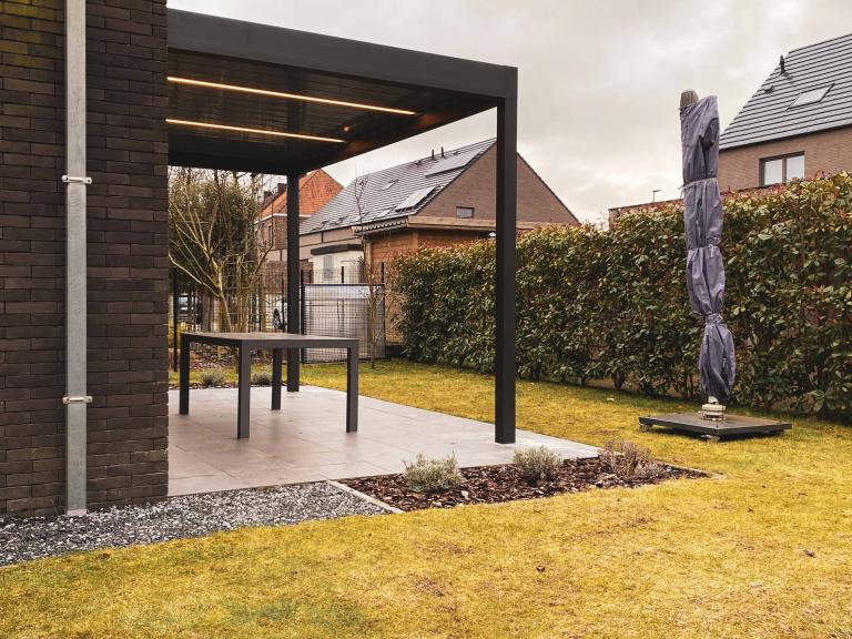 Demaeght zonwering en interieur plaatste deze Renson Algarve terrasoverkapping met gevelmontage aan deze woning te Oudenaarde. Design en kwaliteit gecombineerd in een modern en strak design voor de moderne woning.
