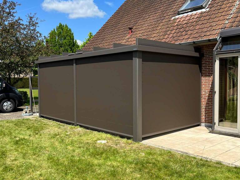 Weinor Terrazza Pure weinor Glasoase geplaatst door Demaeght zonwering te Liedekerke. Een glasoase bestaat uit een glasdak en glazen schuifwanden. Windvaste doekzonwering van Weinor. Een modern en strak design van Duitse kwaliteit. 