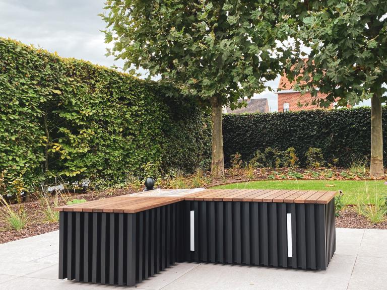 Renson Modulo tuinelementen zijn hip en strak. Met deze modellen geeft u uw tuin een extra boost. Van zitbank tot tuinbank. Ook de mogelijkheid om led verlichting te integreren. Deze moderne woning is nu pas echt afgewerkt.