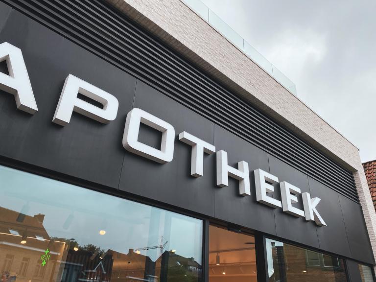 Demaeght zonwering en interieur plaatste aan de gevel van deze nieuwe apotheek te oostrozebeke de aluminium gevelbekleding van Renson type Linius. Een modern en strak design combineerde met kwalitatieve onderdelen met een uiterst precieze plaatsing. 
