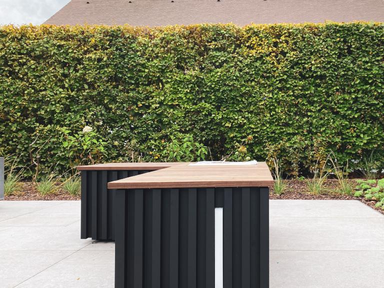 Renson Modulo tuinelementen zijn hip en strak. Met deze modellen geeft u uw tuin een extra boost. Van zitbank tot tuinbank. Ook de mogelijkheid om led verlichting te integreren. Deze moderne woning is nu pas echt afgewerkt.