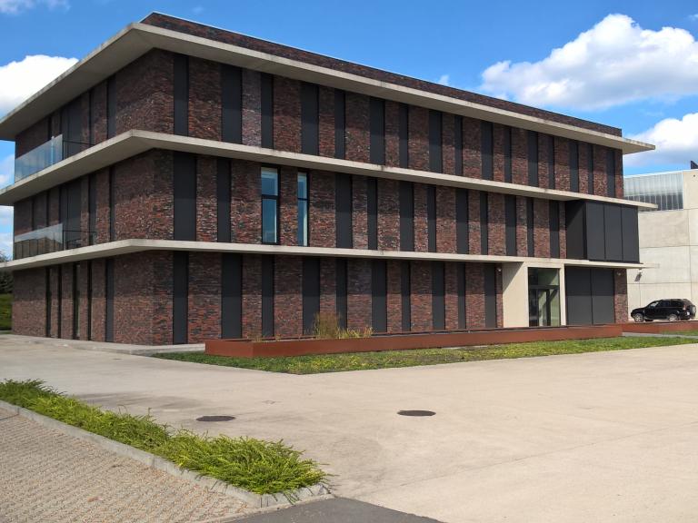 Demaeght zonwering installeerde enkele jaren terug aan alle ramen van deze moderne burelen windvaste doekzonwering van Renson. Met de fixscreen technologie heeft u altijd een kwalitatief product in huis.