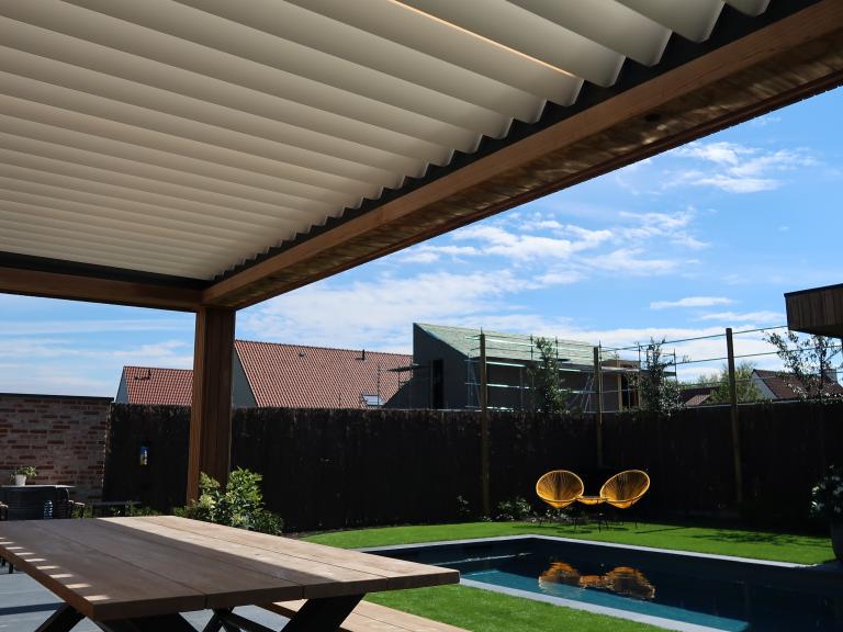 Demaeght zonwering installeerde deze prachtige terrasoverkapping van Renson in deze bestaande houten overkapping. Door de roteerbare lamellen kan u zelf het lichtinval regelen. Kies voor een mooi en strak design. 