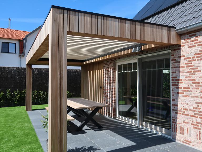 Demaeght zonwering installeerde deze prachtige terrasoverkapping van Renson in deze bestaande houten overkapping. Door de roteerbare lamellen kan u zelf het lichtinval regelen. Kies voor een mooi en strak design. 