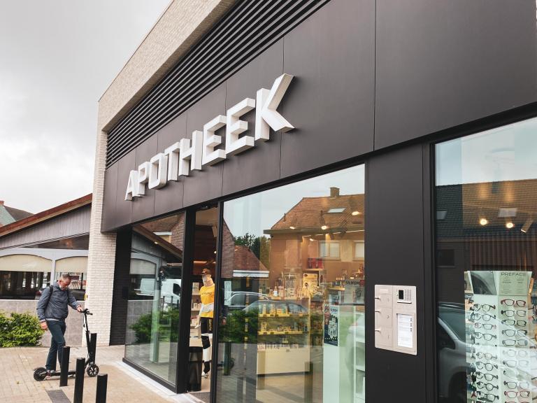 Demaeght zonwering en interieur plaatste aan de gevel van deze nieuwe apotheek te oostrozebeke de aluminium gevelbekleding van Renson type Linius. Een modern en strak design combineerde met kwalitatieve onderdelen met een uiterst precieze plaatsing. 