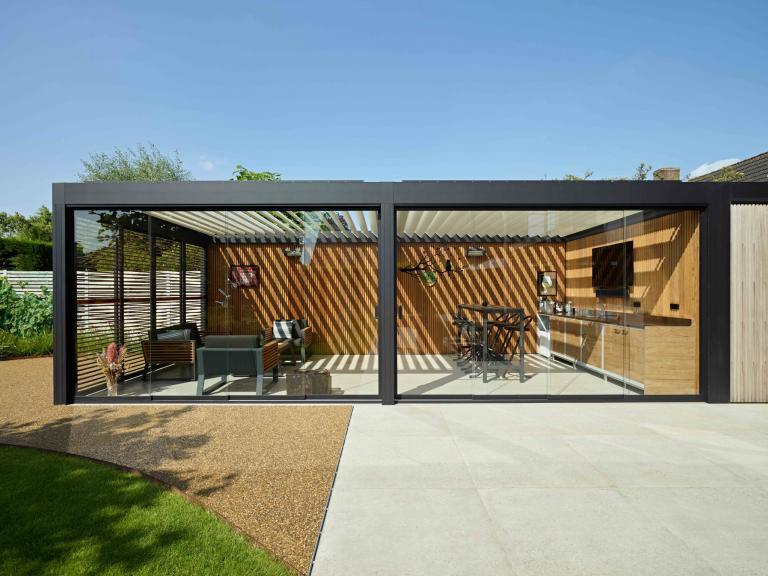 Demaeght zonwering en interieur plaatste deze Renson Camargue terrasoverkapping aan deze villa te Izegem. Met een aluminium pergola zit u goed met een moderne en kwalitatieve afwerking.