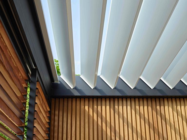 Demaeght zonwering en interieur plaatste deze Renson Camargue terrasoverkapping aan deze villa te Izegem. Met een aluminium pergola zit u goed met een moderne en kwalitatieve afwerking.