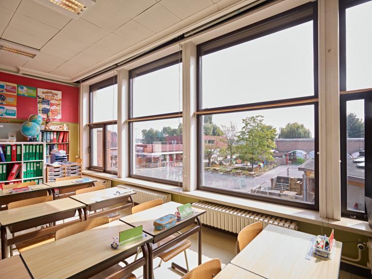 Demaeght zonwering en interieur plaatste aan Renson Fixscreen 100 windvaste doekzonwering aan deze basisschool te Desselgem. Modern en strak design gecombineerd in een Belgisch product.