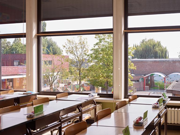 Demaeght zonwering en interieur plaatste aan Renson Fixscreen 100 windvaste doekzonwering aan deze basisschool te Desselgem. Modern en strak design gecombineerd in een Belgisch product.