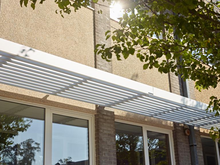 Demaeght zonwering en interieur plaatse Renson Sunclips structurele zonwering aan deze lagere basisschool te Sint-Baafs-Vijve. Architecturaal design met kwalitatieve onderdelen in een product. 