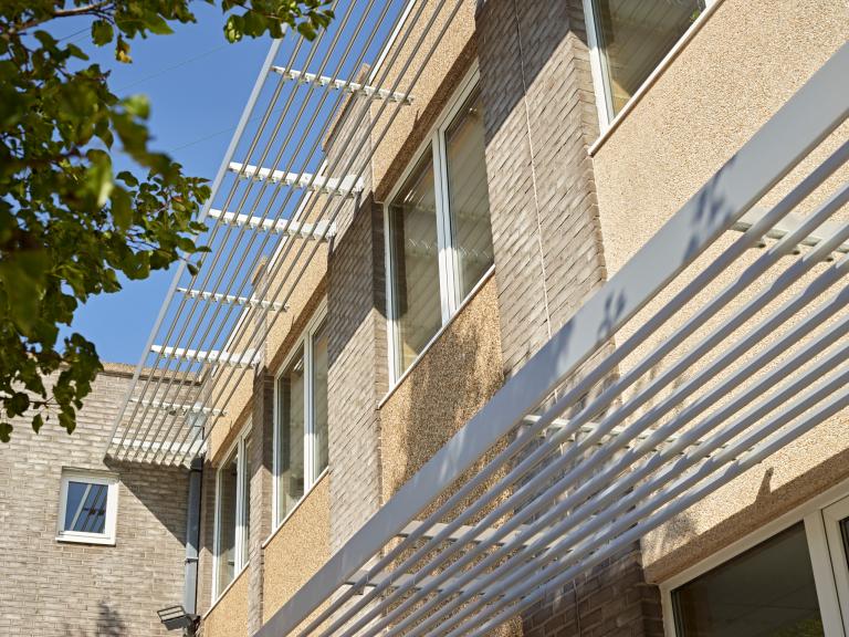Demaeght zonwering en interieur plaatse Renson Sunclips structurele zonwering aan deze lagere basisschool te Sint-Baafs-Vijve. Architecturaal design met kwalitatieve onderdelen in een product. 
