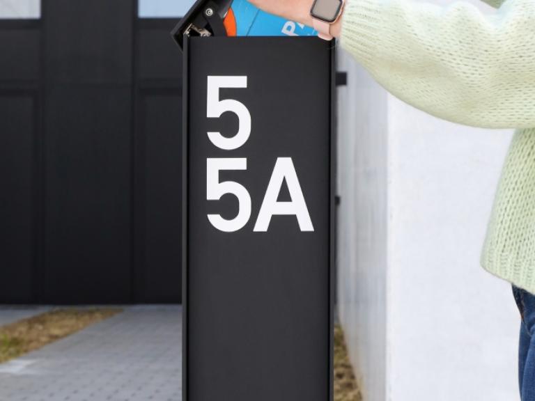 Bij demaeght zonwering kan je pakketbrievenbussen bestellen of kopen. Ideaal om pakjes te ontvangen wanneer je niet thuis bent. esafe pakketbrievenbus brievenbus modern strak landelijk renovatie nieuwbouw