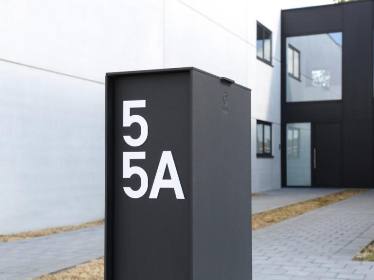 Bij demaeght zonwering kan je pakketbrievenbussen bestellen of kopen. Ideaal om pakjes te ontvangen wanneer je niet thuis bent. esafe pakketbrievenbus brievenbus modern strak landelijk renovatie nieuwbouw