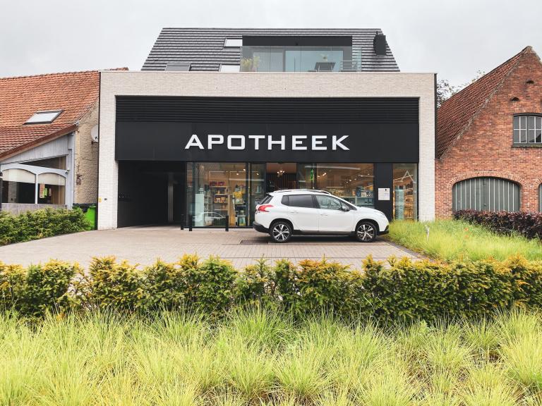 Demaeght zonwering en interieur plaatste aan de gevel van deze nieuwe apotheek te oostrozebeke de aluminium gevelbekleding van Renson type Linius. Een modern en strak design combineerde met kwalitatieve onderdelen met een uiterst precieze plaatsing. 