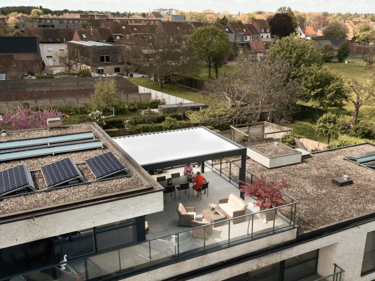 Renson Camargue geplaatst op deze penthouse te Kortrijk. Een terrasoverkapping of aluminium pergola van Belgische kwaliteit. Modern en strak design voor uw outdoor project. Architecture garden rooftop vraag uw vrijblijvende offerte. Waregem Anzegem Deinze Tielt Kluisbergen Ronse Oudenaarde