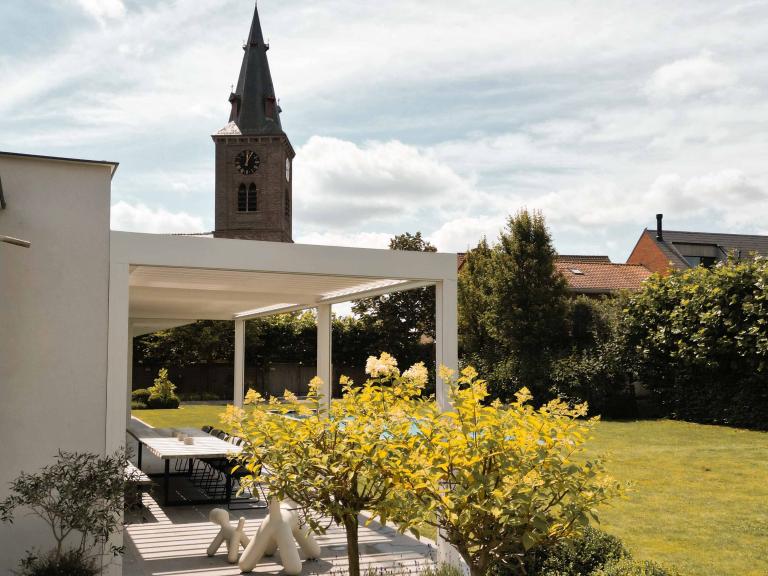 Renson Camargue geplaatst aan deze villa te Tielt door Demaeght bv. premium ambassador voor west-vlaanderen en Oost-vlaanderen. terrasoverkapping en lamellendak van de belgische kwaliteit. Kom langs voor een offerte. voorjaarsacties op lamellen dak. Design tuin renovatie eigen plaatsing Deinze Waregem Anzegem Kluisbergen Kortrijk Roeselare Ronse Oudenaarde