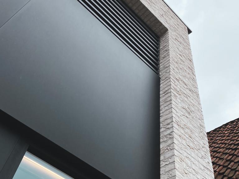 Demaeght zonwering en interieur plaatste aan de gevel van deze nieuwe apotheek te oostrozebeke de aluminium gevelbekleding van Renson type Linius. Een modern en strak design combineerde met kwalitatieve onderdelen met een uiterst precieze plaatsing. 