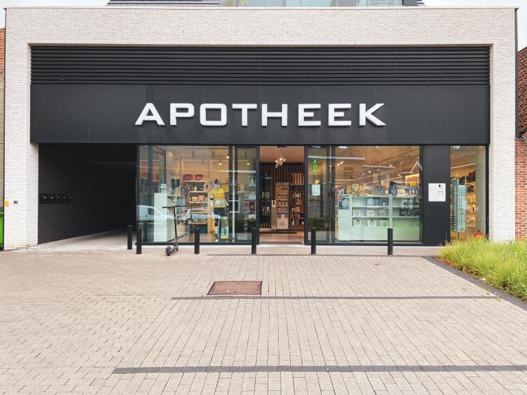 Demaeght zonwering en interieur plaatste aan de gevel van deze nieuwe apotheek te oostrozebeke de aluminium gevelbekleding van Renson type Linius. Een modern en strak design combineerde met kwalitatieve onderdelen met een uiterst precieze plaatsing. 