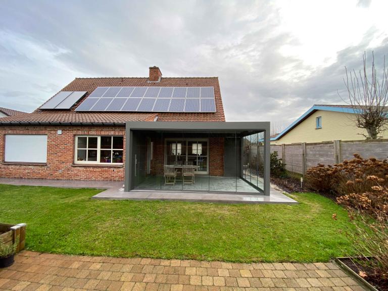 Renson Camargue geplaatst door Demaeght zonwering te Waregem. Een gerenoveerde woning heeft nu een terrasoverkapping gemonteerd aan de woning. Een extra ruimte om te genieten van tuin en terras het hele jaar door. Een strak lamellendak met schuifglas verwarming en led verlichting. Design inspiratie