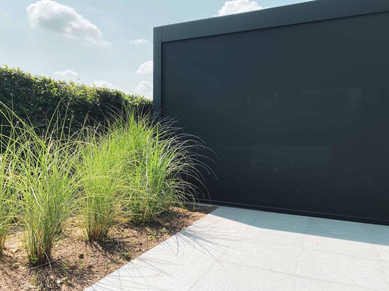 Demaeght Zonwering en interieur plaatse een Renson Camargue lamellendak aan dit zwembad te Waregem. Een buitenverblijf in eigen tuin. Een aluminium pergola volledig op maat naar wens van de klant. Modern en strak design. 