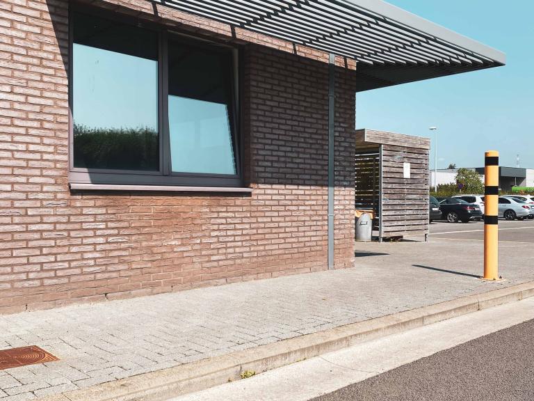 Demaeght zonwering en interieur plaatste aan deze gevel van de stelplaats van De Lijn te gent deze structurele zonwering van Renson. De sunclips profielen zorgen voor een strak en modern design zonder het onderhoud van windvaste doekzonwering. architectuur nieuwbouw renovatie