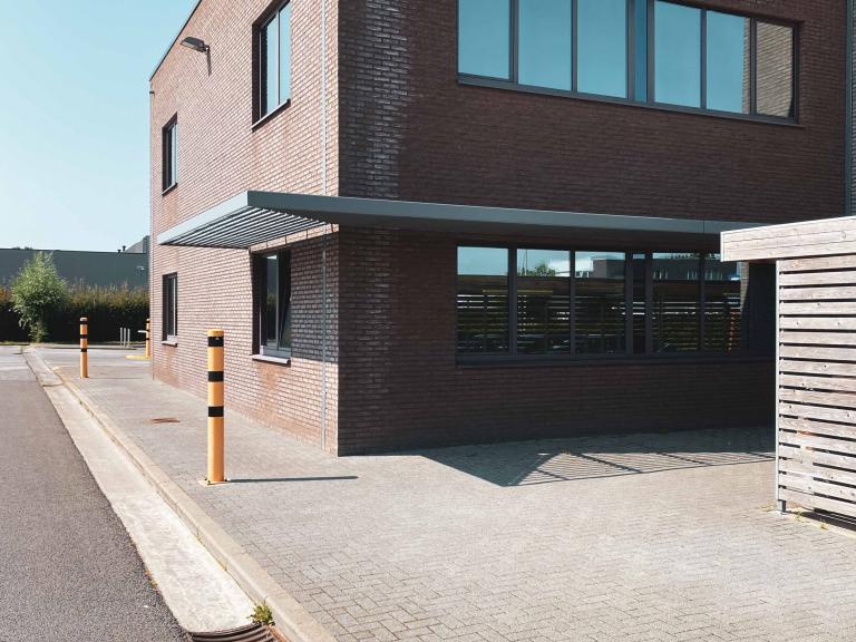Demaeght zonwering en interieur plaatste aan deze gevel van de stelplaats van De Lijn te gent deze structurele zonwering van Renson. De sunclips profielen zorgen voor een strak en modern design zonder het onderhoud van windvaste doekzonwering. architectuur nieuwbouw renovatie