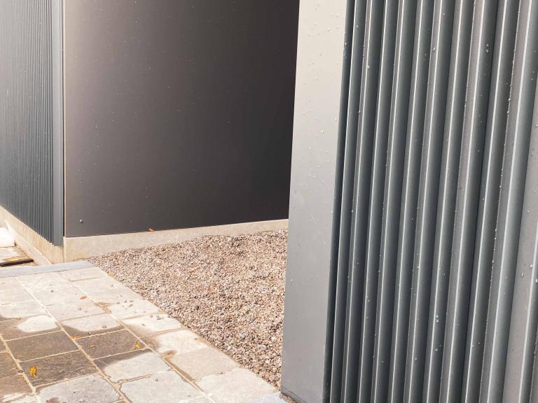 Demaeght zonwering plaatste deze Renson Algarve canvas carport aan deze woning te Elsegem. Een modern en strak design zonder storende elementen onzichtbare schroeven. Ook een tuinberging met de linarte profielen en een tuinpoortje en een scheidingswand. renovatie en nieuwbouw. architectuur.
