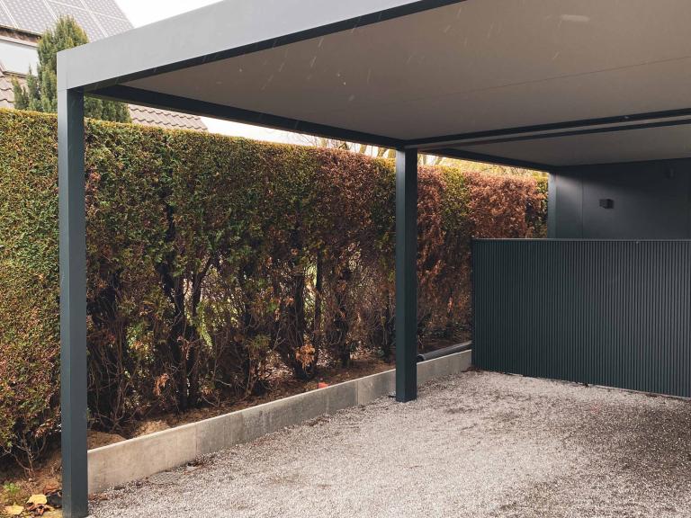 Demaeght zonwering plaatste deze Renson Algarve canvas carport aan deze woning te Elsegem. Een modern en strak design zonder storende elementen onzichtbare schroeven. Ook een tuinberging met de linarte profielen en een tuinpoortje en een scheidingswand. renovatie en nieuwbouw. architectuur.