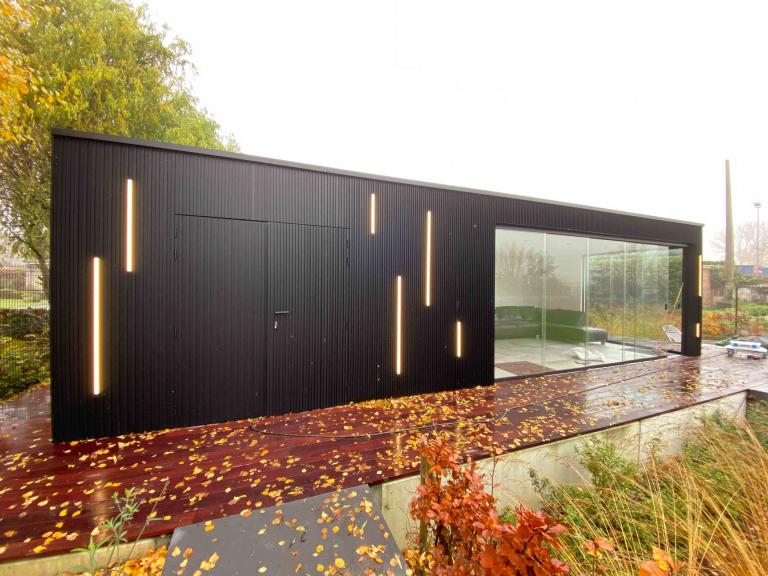 Demaeght zonwering plaatste een houten bijgebouw van Carpentier met Renson linarte gevelbekleding. een modern en strak design met warme accenten. Een eigen architecturaal outdoor creatie.